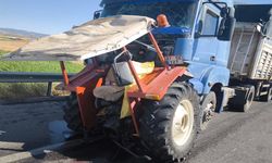 TIR’ın çarptığı traktör ikiye bölündü: 2 yaralı