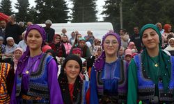 Trabzon'da süslü hayvanlar ve yöresel kıyafetlerle geleneksel yayla göçü /Video eklendi