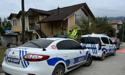 Üvey oğlunu göğsünden bıçakla yaraladı