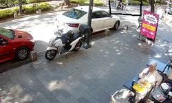 Yaya geçidinde motosikletin çarptığı kadın yaralandı; kaza kamerada