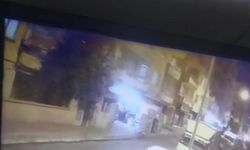 Yola fırlayan çocuğa hafif ticari araç çarptı; kaza kamerada