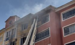 7 katlı binadaki yangında mahsur kalan 5 kiş itfaiye merdiveniyle kurtarıldı