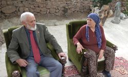 Atatürk'e benzeyen sesi ile tanınan emekli postacı, Onuncu Yıl Nutku'nu okuyup, Zafer Bayramı'nı kutladı