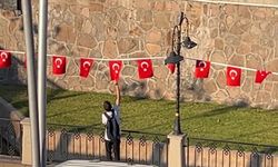 Çankırı Valisi Taşolar, rüzgardan ters dönen Türk bayraklarını düzelten Mert’e teşekkür etti