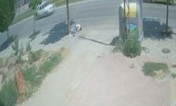 Devrilip ağaca çarpan motosikletin sürücüsü yaralandı; kaza kamerada