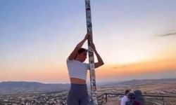 Kapadokya'da bayrak direğinde dansa soruştuma