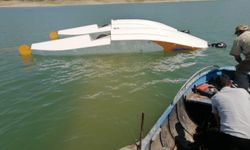 Kırıma uğrayan yangın söndürme uçağının kaldırılmasına çalışılıyor