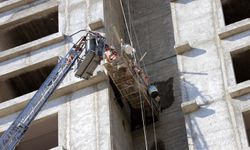 13'üncü katta iskelede mahsur kalan işçileri itfaiye kurtardı