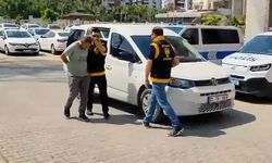 Balkondan sokağa çöp atıp, tepki gösteren temizlik işçisini darbettiler