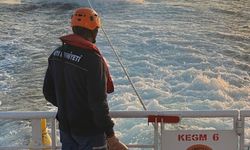 Çanakkale Boğazı'nda sürüklenen tekne kurtarıldı