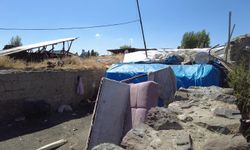 Çöken evlerinde ölen anne ve 2 çocuğu toprağa verildi