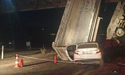 Damperi açılan kamyona otomobil çarptı; 1 ölü, 3 yaralı