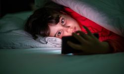 Erken yaşta telefon kullanımı çocukların gelişimini tehdit ediyor