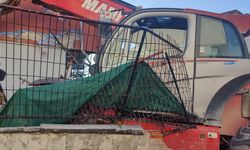 Freni boşalan iş makinesi önce 2 otomobile, ardından binaya çarptı: 4 yaralı