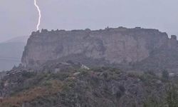 Hayvan otlatırken üzerine yıldırım düştü