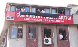 İstanbul - CHP'nin Bahçelievler'deki binasına 'İstanbul İl Başkanlığı' yazılı pankart asıldı