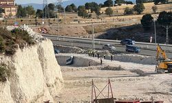 Jandarmadan kaçıp, hafriyat çukuruna düşen otomobilden son anda atladı