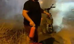 Motosikletteki yangına kırık bacağıyla müdahale etti; o anlar kamerada