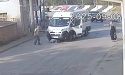 Okul yolunda servis minibüsünün çarptığı anne- oğul yaralandı; kaza kamerada