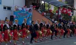 Okulun ilk günü, ağlayan öğrenciyi vali teselli etti
