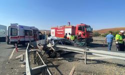 Otomobil, bariyerlere çarptı: 1 ölü, 4 yaralı