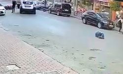 Otomobil ile çarpışan motosikletin sürücüsü metrelerce yükseğe savruldu; kaza anı kamerada
