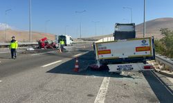 Otomobil, TIR'a arkadan çarptı: 2 ölü, 3 yaralı