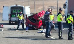 Otomobil, TIR'a arkadan çarptı: 3 ölü, 2 yaralı- Yeniden