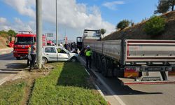 Otomobil, TIR'a çarptı; 1 ölü, 1 yaralı