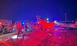 Otomobille kamyonet çarpıştı; 1 ölü, 2 ağır yaralı