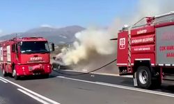 Seyir halindeyken alev alan otomobil yandı