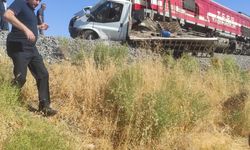 Trenin çarptığı kamyonetin sürücüsü yaralandı