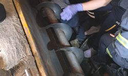 Yem karma makinesine düşen işçiyi itfaiye kurtardı