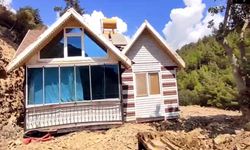 Yıkım kararı verilen konteyner evini iş makinesiyle karadan rayla yürütüp taşıdı