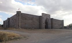 Yüzde 84 bedensel engelli, ömrünü 793 yıllık kervansarayın temizliğine adadı / Ek fotoğraflar