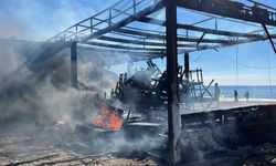 Alanya’da plaj büfesi alev alev yandı