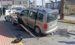 Antalya’da palmiye ağacına çarpan aracın sürücüsü yaralandı