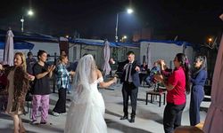 Depremde enkazdan kurtarılan Sezgin, konteyner kentte komşuları tarafından düzenlenen düğünle dünya evine girdi