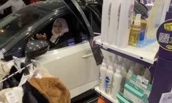 Diyarbakır’da kontrolden çıkan otomobil kozmetik mağazasına daldı
