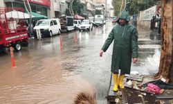 Diyarbakır’da sağanak yağış yolları göle çevirdi