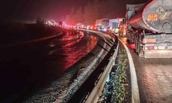 Elazığ’da tır devrildi: Kilometrelerce araç kuyruğu oluştu