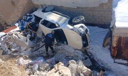 Hakkari’de VEDAŞ personelini taşıyan kamyonet şarampole yuvarlandı