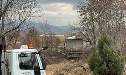 Kontrolden çıkan tır bariyerlere ve elektrik direğine çarparak tarlaya savruldu: 1 yaralı