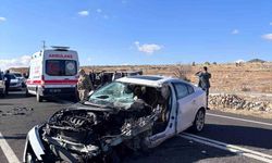 Mardin’de otomobil ile açık kasa kamyonet çarpıştı: 2 yaralı