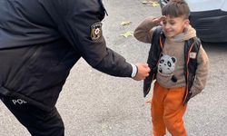 Yoldan geçen emniyet müdürünü gördü, asker selamıyla yürekleri ısıttı