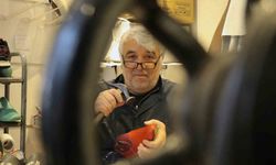 38 yıldır ilmek ilmek işleyerek mesleğini yaşatmaya çalışıyor