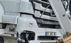 Adilcevaz’da tavuk eti yüklü tır kaza yaptı: Sürücü yaralandı, tavuklar çevreye dağıldı