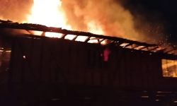 Ahşap ev alev alev yandı