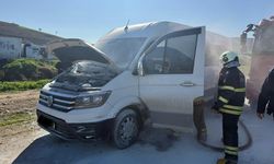 Antakya'da seyir halindeki minibüste korkutan yangın