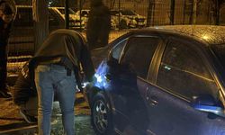 Aynı otoparktaki 5 otomobilin lastiğini kestiler